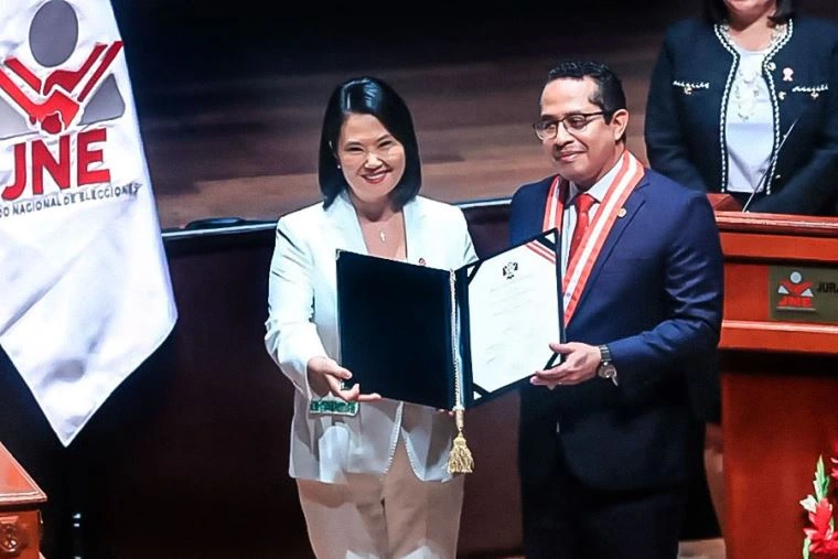 Keiko Fujimori recibe credencial del JNE y queda oficialmente habilitada para asumir la Presidencia del Perú