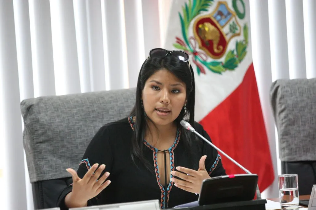 Indira Huilca cuestiona manejo de oficinas del Parlamento tras incidentes entre bancadas